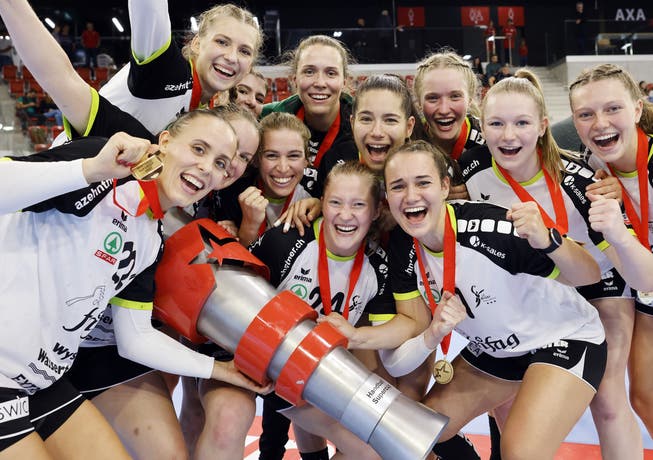 Der erste Titel der Saison ist gewonnen: Die Spielerinnen des LC Brühl jubeln nach dem Erfolg im Supercup gegen Zug.