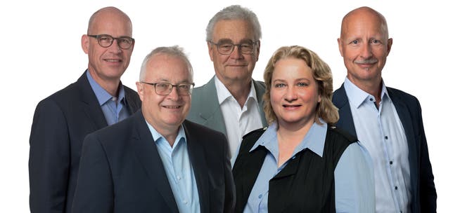 Die bürgerlichen Stadtratskandidaten für die Schlieremer Wahlen: Beat Kilchenmann (SVP), Daniel Laubi (Die Mitte), Hans-Ulrich Etter (SVP), Bea Krebs (FDP) und Stefano Kunz (Die Mitte).