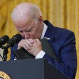 Sichtlich aufgewühlt wandte sich US-Präsident Joe Biden nach dem Terroranschlag von Kabul an die Bevölkerung. 13 amerikanische Soldaten verloren bei der Attacke ihr Leben. (Evan Vucci / AP)
