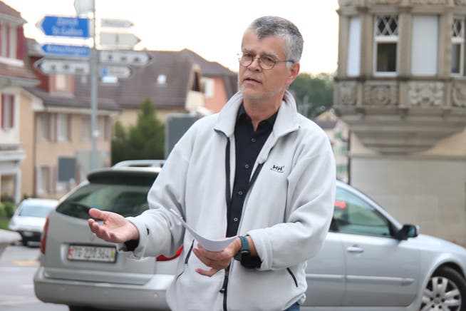 Der Romanshorner Bauverwalter Andreas Schuster beim Spaziergang zu den städtischen Verkehrshotspots.