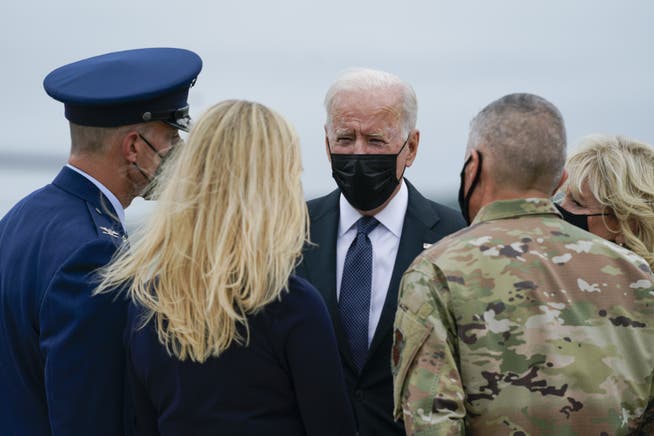 Präsident Joe Biden und seine Gattin Jill Biden (ganz rechts) sprachen am Sonntag auf einem Luftwaffenstützpunkt in Delaware mit Angehörigen der 13 am vorigen Donnerstag getöteten US-Soldaten. 