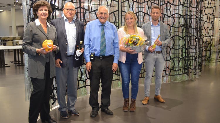 Emil Inauen (Mitte) mit den neuen Vorstandsmitgliedern Gabriela Lenherr, Marcel Frauchiger, Daniela Winter und Denis Downey (von links). (Irene Hung-König / Aargauer Zeitung)