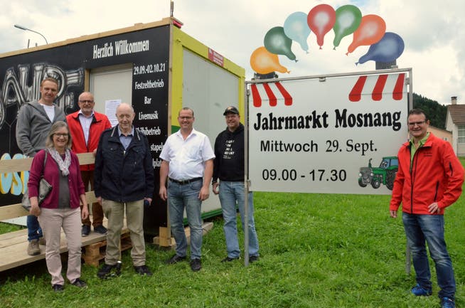 Das erweiterte OK «200 Jahre Markt Mosnang» mitsamt OK-Präsident Leo Bürge (ganz rechts) und Gemeindepräsident Renato Truniger (dritter von rechts) ist guter Dinge.