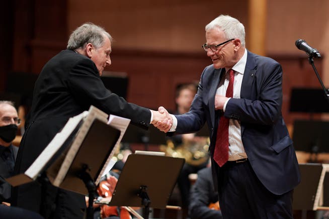Jubiläumskonzert 50 Jahre Urs Joseph Flury als Dirigent des SKO: Verabschiedung durch Stadtpräsident Kurt Fluri.