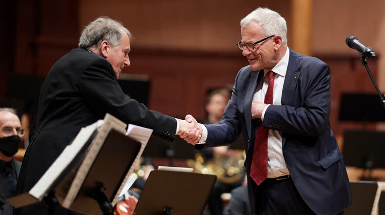 Jubiläumskonzert 50 Jahre Urs Joseph Flury als Dirigent des SKO: Verabschiedung durch Stadtpräsident Kurt Fluri. (Jose R. Martinez)
