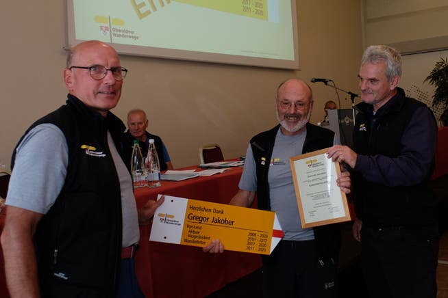 Präsident Otto Küng (rechts) und Peter Rohrer, Chef Wanderleiter (links) gratulierten Gregor Jakober zum Ehrenmitglied. 