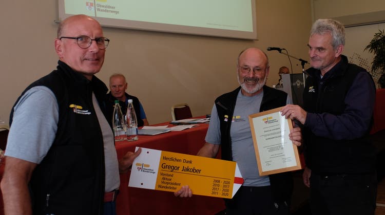 Präsident Otto Küng (rechts) und Peter Rohrer, Chef Wanderleiter (links) gratulierten Gregor Jakober zum Ehrenmitglied. (Bild: Richard Greuter (Sarnen, 28. August 2021))