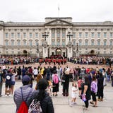 In London drängen sich sich die Zuschauer vor dem Buckingham Palace (23. August 2021) (Alberto Pezzali / AP)