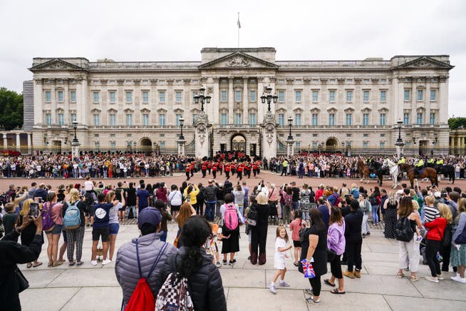 In London drängen sich sich die Zuschauer vor dem Buckingham Palace (23. August 2021)