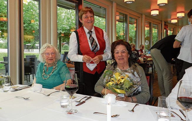 Die Jubilarinnen Klara Gauch (links) und Modesta Koch mit Gratulantin Marianne Scheller (Mitte).