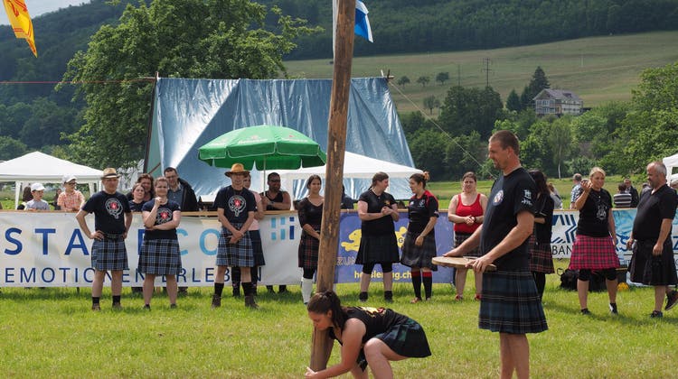 Die Fricktaler Highland Games – zu denen auch das Baumstammwerfen gehört – finden dieses Jahr nicht statt. (hcw (Wallbach: 5. Juni 2016))