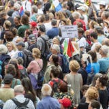 Demonstranten an der Kundgebung des Aktionsbündnis der Urkantone gegen die Coronamassnahmen des Bundes. (Bild: Urs Flüeler/Keystone (Luzern, 31. Juli 2021))