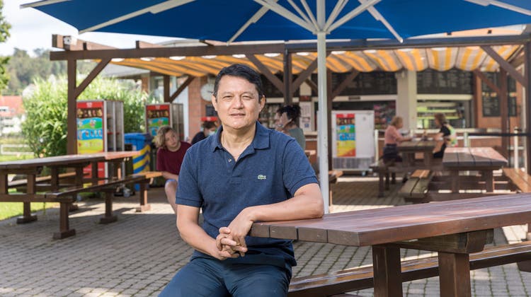 Geduen Sakutshang ist der neue Pächter des Restaurants in der Badi Geren. Er kann bereits auf viele Jahre Erfahrung in diesem Geschäft zurückblicken. (Sandra Ardizzone)