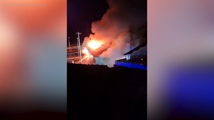 Güterschuppen und Bahnhofsgebäude geraten in Brand – der Sachschaden ist enorm