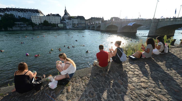 Rheinschwimmen ist in Basel ein Volkssport (Bild: 2016). In diesem Jahr aber macht das Wetter ein Bad im Fluss unmöglich. (Juri Junkov)