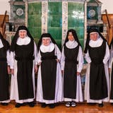 Die Priorin des Klosters, Schwester Maria Benigna Bernet, freut sich über die Entlastung durch den Stiftungsrat um Präsidentin Monica Häfeli-Wiederkehr. (Bild: Stefan Kaiser (Frauenthal, 29. Juli 2021))