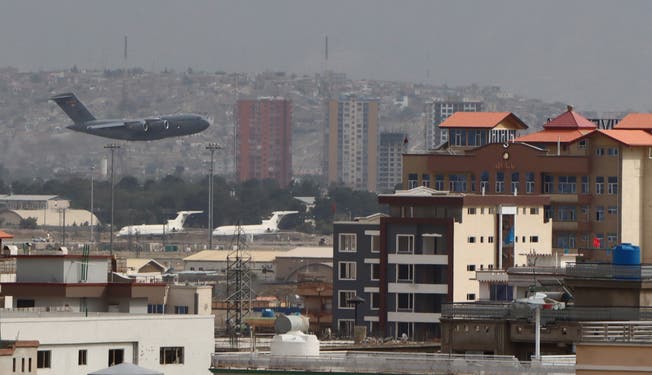 Eine Militärmaschine verlässt am Montag den internationalen Flughafen von Kabul.