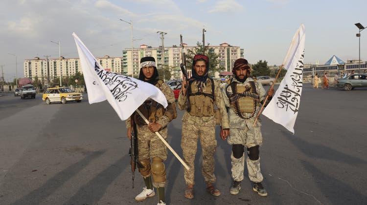 Drei Talibankämpfer in der afghanischen Hauptstadt Kabul. (Khwaja Tawfiq Sediqi / AP)