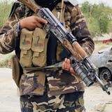 Ein Taliban-Kämpfer mit Sturmgewehr am Flughafen in Kabul - IS-Terroristen feuerten zuvor Raketen auf das Gebiet. (Stringer / EPA)