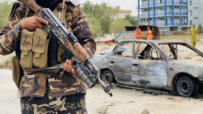 Ein Taliban-Kämpfer mit Sturmgewehr am Flughafen in Kabul - IS-Terroristen feuerten zuvor Raketen auf das Gebiet.