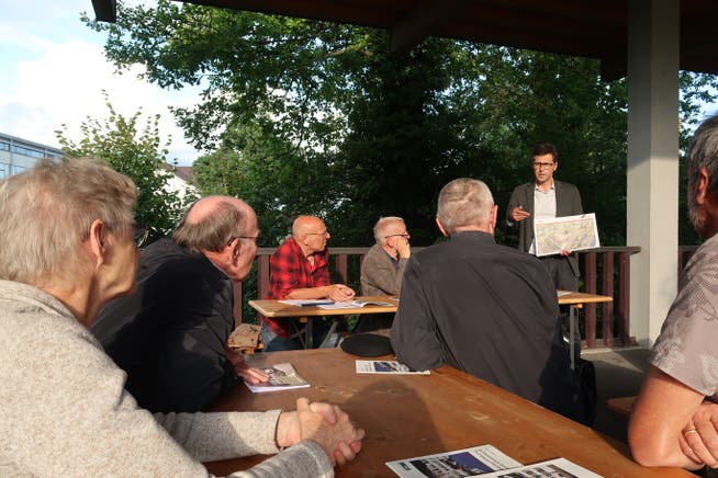 Der Frauenfelder Stadtbaumeister Christof Helbling erklärt den Mitgliedern des Heimatschutzes die bauliche Vision für das Areal Murgbogen.