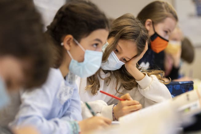 Kinder mit Schutzmasken im Unterricht: Solche Bilder missfallen dem Lehrernetzwerk Schweiz.
