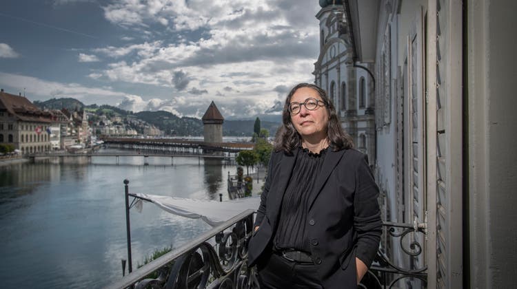 Seit 1. April führt mit Gaby Schmidt erstmals in der Geschichte des Kantons Luzern eine Frau ein Departementssekretariat. Hier steht sie auf einem Balkon des Bildungs- und Kulturdepartements, wo sie arbeitet. (Bild: Pius Amrein  (Luzern, 27. August 2021))