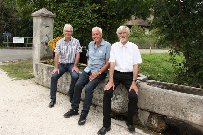  Gemeinderat Raymond Hunziker, Kommissionspräsident Willi Lüthi und Historiker Kurt Graf (v.l.) beim untere Vorstadtbrunnen.