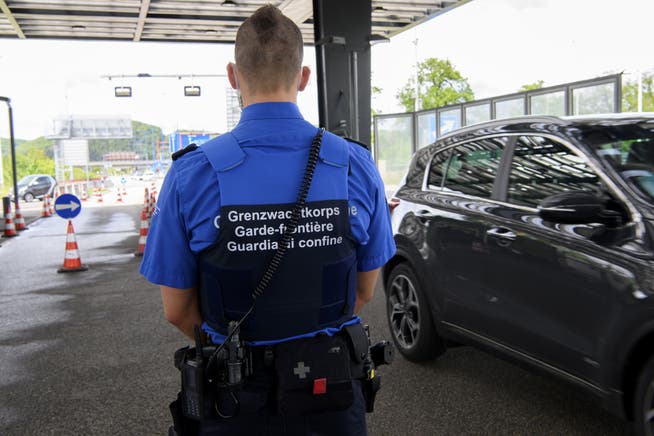 Ein Mitarbeiter der Eidgenössischen Zollverwaltung am Grenzübergang Rheinfelden. (Symbolbild)