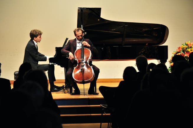 Cellist Christoph Croisé und Pianist Albert Cano Smit ziehen das Publikum im Margeläcker-Saal in Bann.
