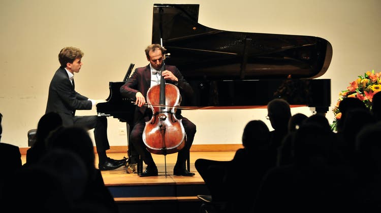 Cellist Christoph Croisé und Pianist Albert Cano Smit ziehen das Publikum im Margeläcker-Saal in Bann. (zvg)
