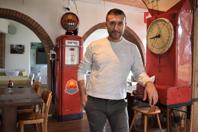 Cihan Temiz, 47, wirtet neu in der «Sonne». Einen Teil des bisherigen Interieurs – etwa diesen alten Spielautomaten – hat er übernommen.