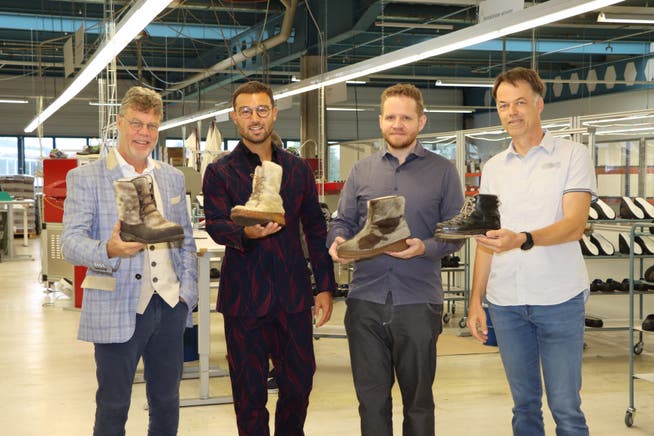 Karl Müller III und Karl Müller IV haben die Markenrechte des traditionellen Schweizer Qualitätslabels Kandahar von Manuel von Allmen übernommen: Künftig werden die Schuhe in Sennwald unter der Leitung von Markus Bartholet produziert (von links).