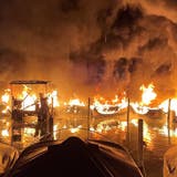 Zehn Boote wurden durch den Brand zerstört. (Bild: Kantonspolizei Schwyz)