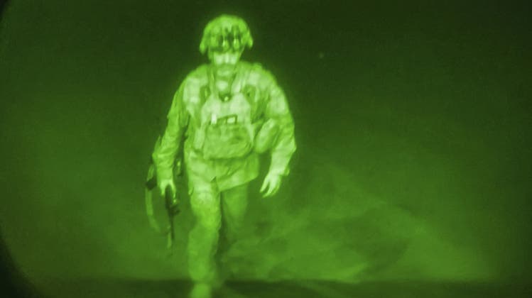 Der letzte Soldat, der Afghanistan verlässt: Major-General Chris Donahue, Kommandeur der 82. US-Army Airborne Division, 18 Airbone Korps, besteigt in der Nacht von Montag auf Dienstag ein Militärflugzeug der US-Armee. Damit ist der längste Krieg der USA zu Ende. (U.S. Central Command via AP)