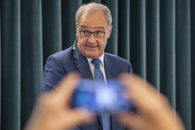 Wirtschaftsminister Guy Parmelin möchte Angestellte von Restaurants nicht zu «Hilfspolizisten» machen.
