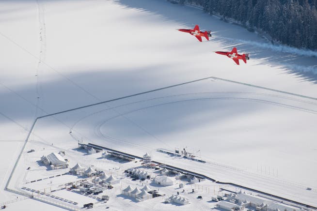 Ein paar Tage vor der Kollision mit einer Seilbahnkamera im Zielraum der Ski-WM 2017 trainierte die Kunstflugstaffel ebenfalls über St. Moritz.