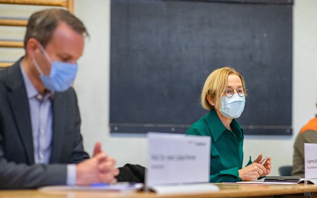 Gesundheitsdirektorin Susanne Schaffner mit Kantonsarzt Lukas Fenner bei der Orientierung über die Eröffnung der Impfzentren.