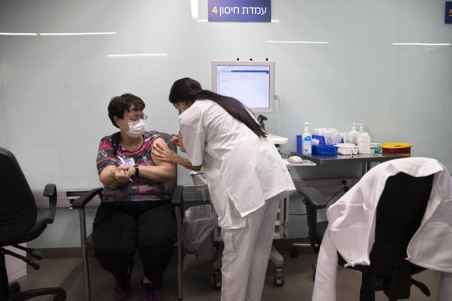 Eine israelische Frau erhält ihre dritte Pfizer-BioNTech Impfung in einem Spital in Tel Aviv, Israel, am Sonntag 1. August.