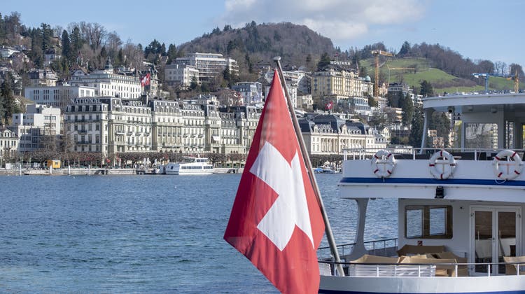 In den meisten Regionen – etwa hier in Luzern – nahm die Anzahl der touristischen Beherbergungen im ersten Halbjahr wieder zu. (Bild: Keystone)