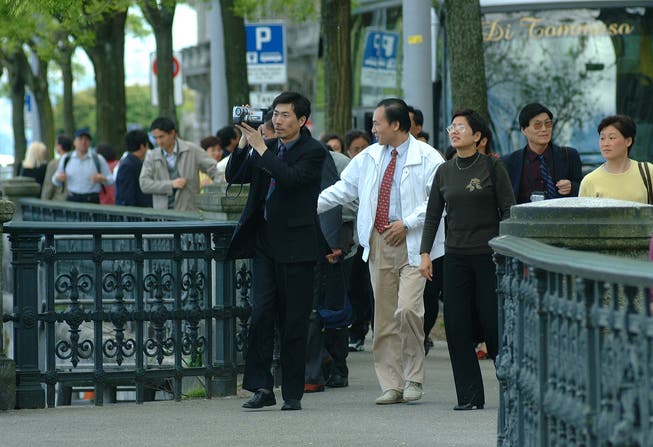 Touristen aus Japan auf einem Rundgang durch Zürich entlang der Limmat. Gäste aus Fernmärkten fehlen der Region weiterhin.