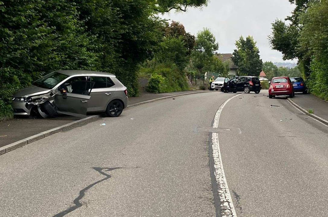 Villmergen AG, 04.August: Eine junge Frau gerät auf Gegenfahrbahn und verursacht eine Autokollision.