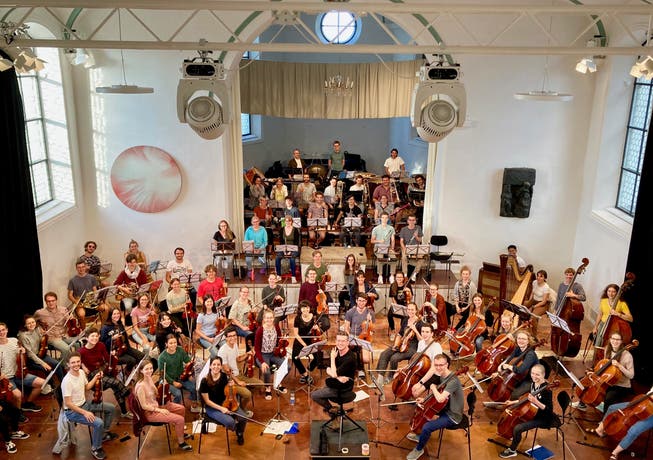 Dirigent Hugo Bollschweiler übt mit 69 jungen Musikerinnen und Musikern ein Konzert mit «Treibstoff».