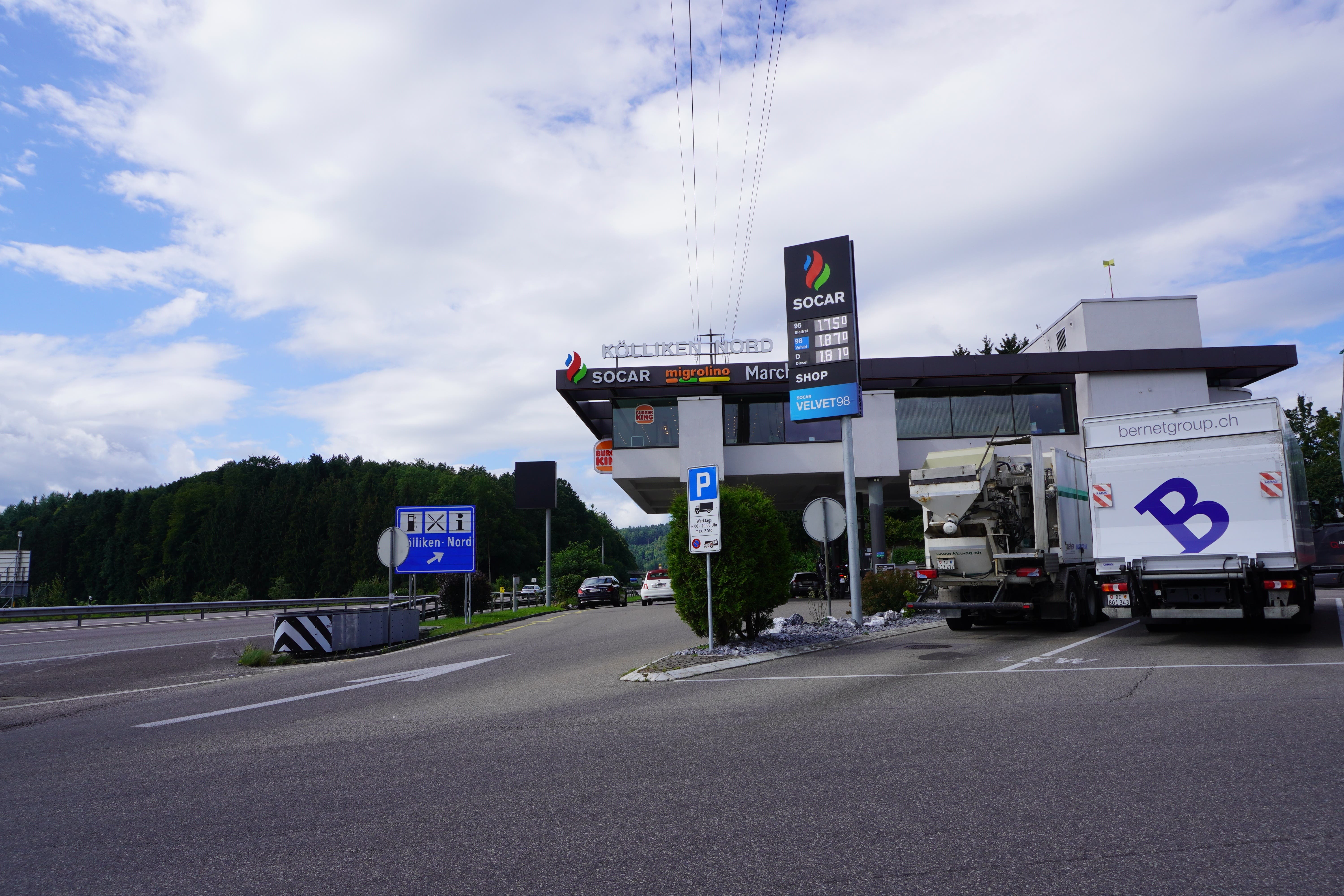 Auch diese Autobahnraststätte lässt Autofahrerinnen und Autofahrer tief inst Porte-Monnaie greifen: 1.75 Franken pro Liter Benzin und 1.81 pro Liter Diesel.