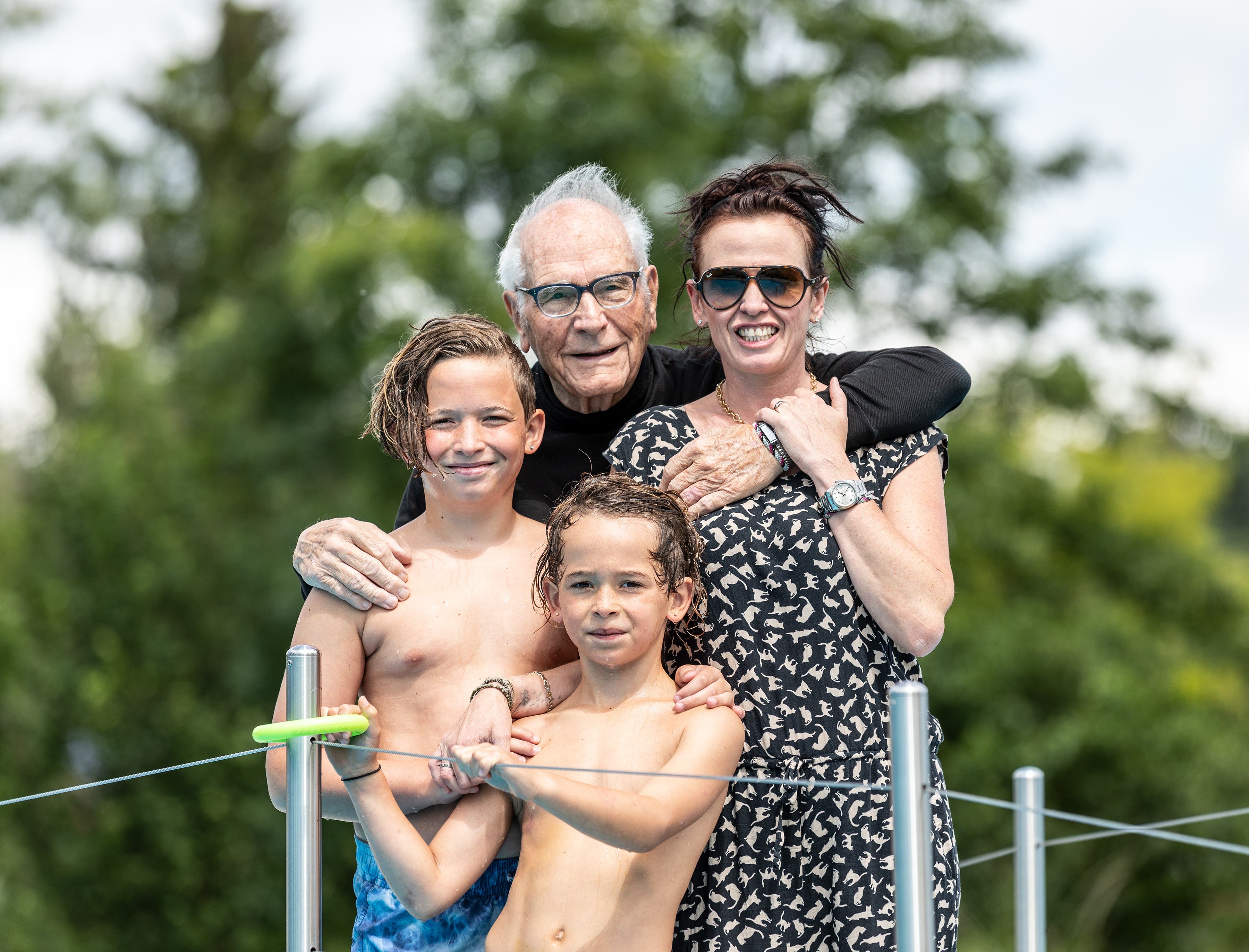 Meist geht gleich die ganze Familie in die Badi: Paul Wirz, seine Tochter Barbara Hugelshofers und seine beiden Enkel Leon (links) und Nino (Mitte).