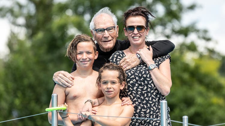 Meist geht gleich die ganze Familie in die Badi: Paul Wirz, seine Tochter Barbara Hugelshofers und seine beiden Enkel Leon (links) und Nino (Mitte). (Valentin Hehli)