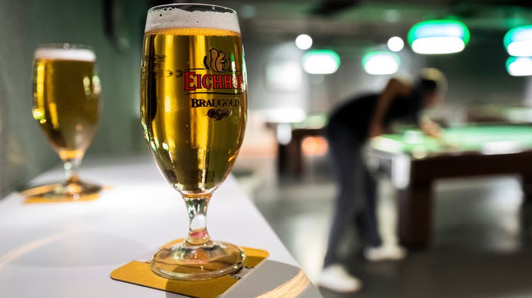 Die nächste Runde könnte teurer werden: Bei Bierherstellern wie Eichhof steigt der Margendruck. (Bild: Patrick Hürlimann)