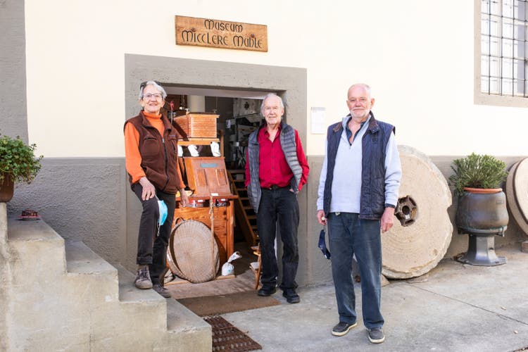 Erika Amsler, Urs Obrist (Mitte) und Jürgen Hoffmann setzen sich seit Jahren ehrenamtlich für die Mittlere Mühle ein.