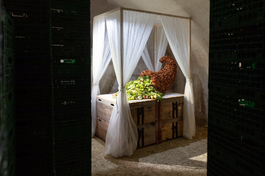Überfluss und Mangel: Andreas Geissmann zeigt im Keller ein Füllhorn vor leeren Kisten. Dabei liess er sich von den wegen Corona leergefegten Supermärkten inspirieren.