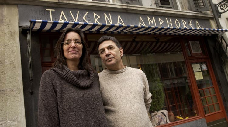 Das Restaurant Taverna Amphora Solothurn mit Wirteehepaar Regula und Stytianos Charamanda im Jahr 2004. (Hanspeter Bärtschi)